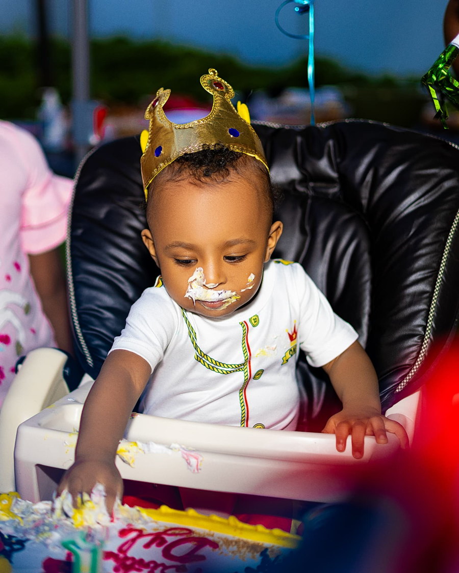 Birthday cake smash with a golden crown